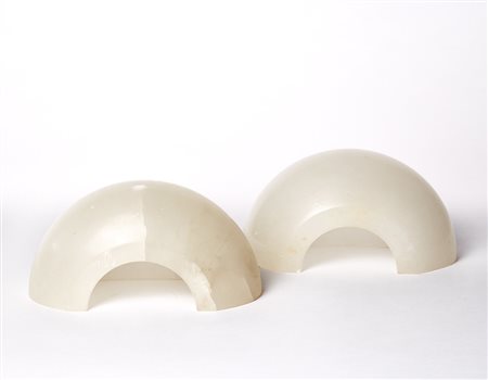 Angelo Mangiarotti (Milano 1921 - Milano 2012) Due sculture in alabastro...