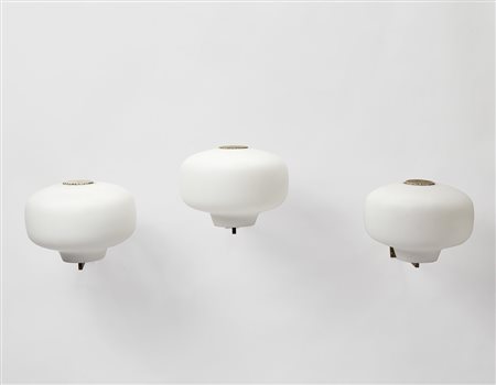 Stilnovo Tre lampade da parete con struttura in ottone e metallo laccato...