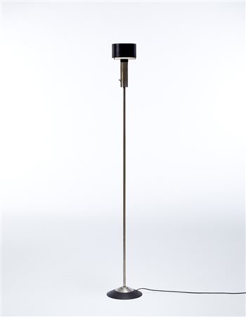 Stilnovo Lampada da terra a una luce in ottone e metallo laccato nero....