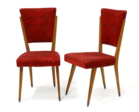 Coppia di sedie in legno massello chiaro con seduta e schienale imbottiti...