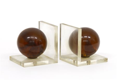 Coppia di fermalibri in plexiglass incolore e color ambra. Italia, anni 70 (h...