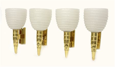 Quattro appliques con struttura in ottone e diffusore a coppa in vetro...