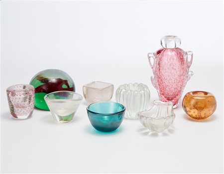 Manifattura di Murano. Gruppo di nove vasetti, bomboniere e presse papier di...