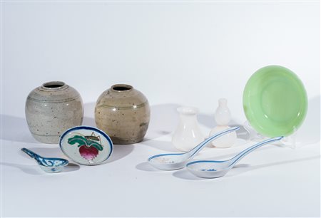 Arte Cinese Lotto eterogeneo di porcellane ed oggetti Cina, XX secolo . -. Cm...