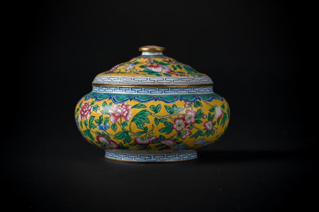 Arte Cinese Scatola Canton in metallo smaltato con elementi floreali su...