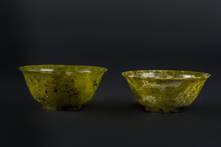 Arte Cinese Lotto composto da due tazze in giada verde spinacio Cina, inizi...