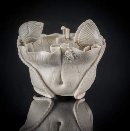 Arte Cinese Lavapennelli in porcellana bianca decorato a motivi fitomorfi in...