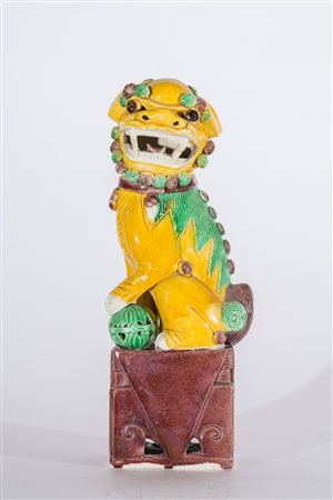 Arte Cinese Cane di Pho in porcellana smaltata Cina, XIX secolo . . Cm 32,50....