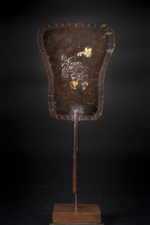 Arte Cinese Ventaglio in tartaruga decorato con fiori intagliati Cina, XIX...