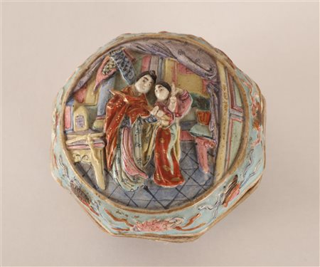 Arte Cinese Scatola ottagonale in porcellana stampata con figure in rilievo....