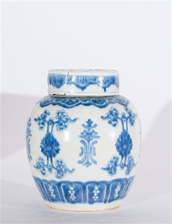 Arte Cinese Vaso in porcellana bianco blu dipinto a motivo floreale e recante...