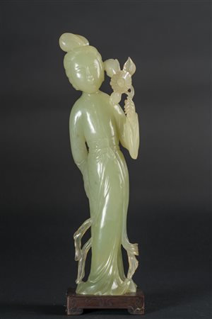 Arte Cinese Figura di dama in giadaite che regge un fiore . . Cm 31,50. Base...
