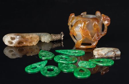 Arte Cinese Lotto composto da 9 intagli in giadeite verde smeraldo, una...