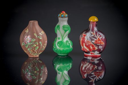 Arte Cinese Tre tabacchiere Cina, XIX secolo . . Cm 7,00. L'una in vetro a...
