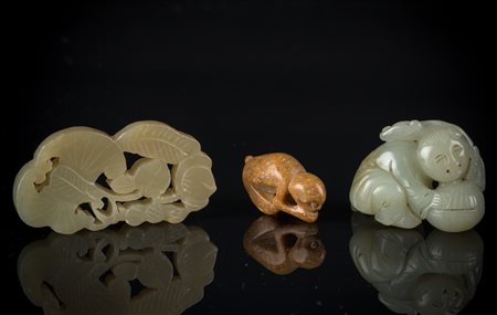 Arte Cinese Lotto composto da tre intagli in giada raffiguranti: una scimmia,...