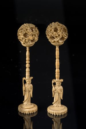 Arte Cinese Coppia di palle da meditazione in avorio intagliato con supporto...