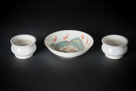 Arte Cinese Coppia di incensieri in bianco di Cina e piatto con dragone Cina,...
