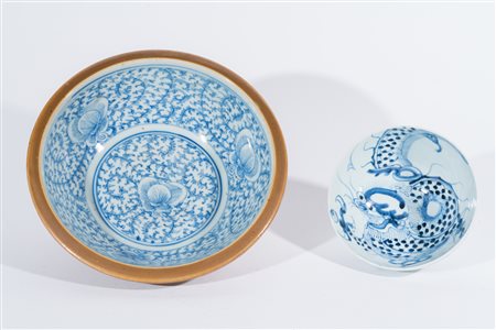 Arte Cinese Due ciotole in porcellana bianco blu Cina, dinastia Qing,...