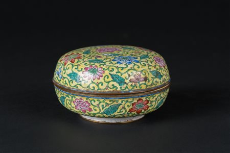 Arte Cinese Scatola in metallo smaltato decorata con motivi floreali su...