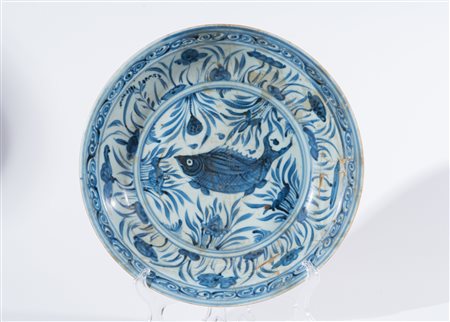 Arte Cinese Piatto in ceramica bianco blu decorato con pesce in uno stagno...