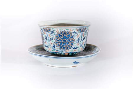 Arte Cinese Coppa e piattino in porcellana policroma Cina, dinastia Qing,...