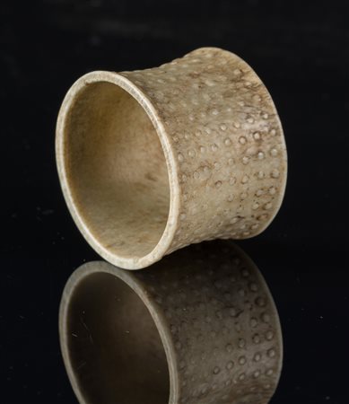 Arte Cinese Bracciale in giada nefrite decorato a motivo di chicco di miglio...