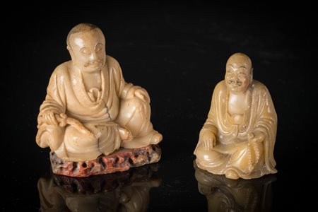 Arte Cinese Due figure di Lohan in pietra saponaria Cina, dinastia Qing,...