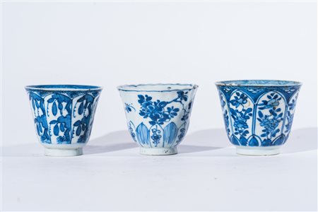 Arte Cinese Tre tazzine in porcellana bianca e blu dipinte a motivo floreale...