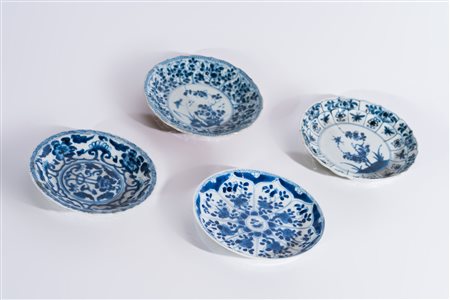 Arte Cinese Lotto di quattro piattini in porcellana bianco blu Cina, periodo...