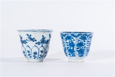 Arte Cinese Due tazzine in porcellana bianca e blu dipinte a motivi floreali...