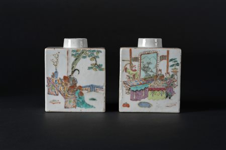 Arte Cinese Coppia di vasi squadrati in porcellana dipinti con personaggi in...