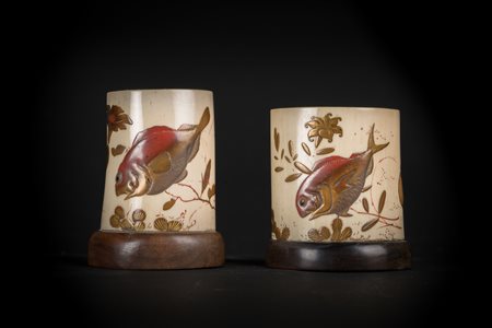 Arte Cinese Coppia di portapennelli in avorio laccato decorati con pesci e...