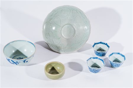Arte Cinese Lotto di tre tazzine bianche e blu, un lavapennelli celadon, una...