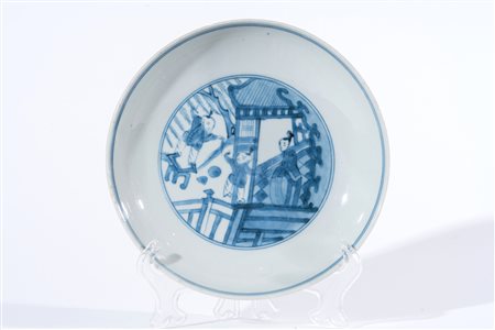 Arte Cinese Piatto in porcellana bianca e blu dipinta con bambini in esterno...