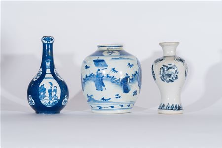 Arte Cinese Lotto di tre vasi in porcellana bianca e blu Cina, XVII - XVIII...