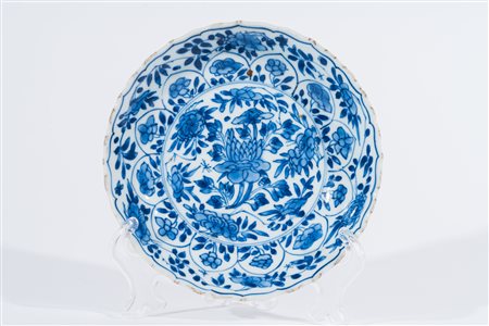 Arte Cinese Piatto in porcellana bianca e blu Cina, dinastia Qing, XVII...