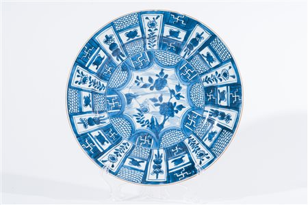 Arte Cinese Piatto in porcellana bianca e blu decorato con motivi...