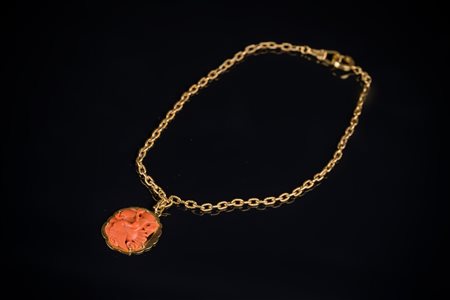 Arte Cinese Collana in oro con pendente in corallo intagliato Cina, XIX...