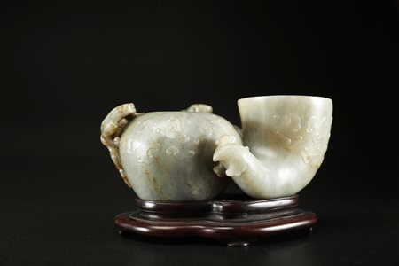 Arte Cinese Lavapennelli in giada grigia celadon, con base in legno Cina,...