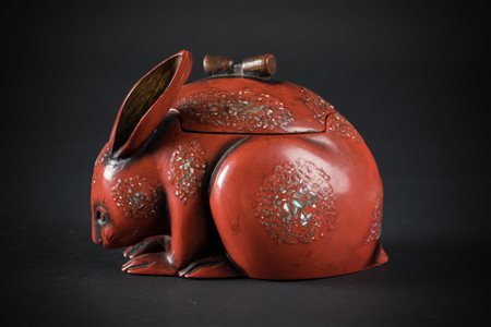 Arte Giapponese Scatola a forma di coniglio in legno laccato Giappone, inizio...