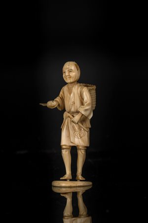 Arte Giapponese Okimono in avorio raffigurante un contadino Giappone, XIX...