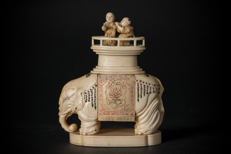 Arte Giapponese Okimono in avorio raffigurante un elefante Giappone, XIX...