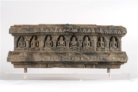 Arte Indiana Base a soggetto buddista in pietra scura India Nord-Orientale,...