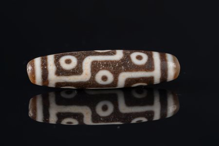 Arte Himalayana Dzi con 9 occhi Tibet. -. Cm 5,50. Himalayan Art A nine eyed...