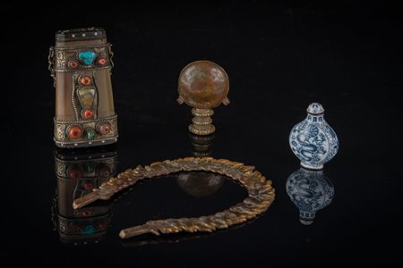 Arte Himalayana Lotto composto da una snuff bottle cinese, due porta polvere...