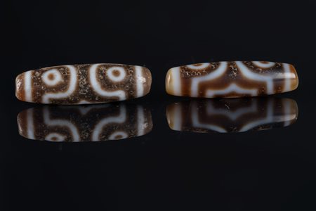 Arte Himalayana Due dzi con tre occhi Tibet. . Cm 4,00. Himalayan Art Two two...