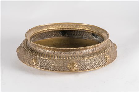 Arte Himalayana Bacile in lega di rame sbalzato con simboli del buon auspicio...