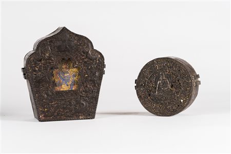 Arte Himalayana Due gau in metallo sbalzato Tibet, XIX secolo . . Cm 18,00....