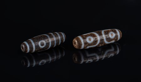 Arte Himalayana Lotto composto da due dzi Tibet. -. Cm 4,00. Una ha due occhi...