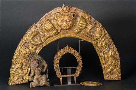 Arte Himalayana Lotto di metalli repoussé himalayani comprendente due...